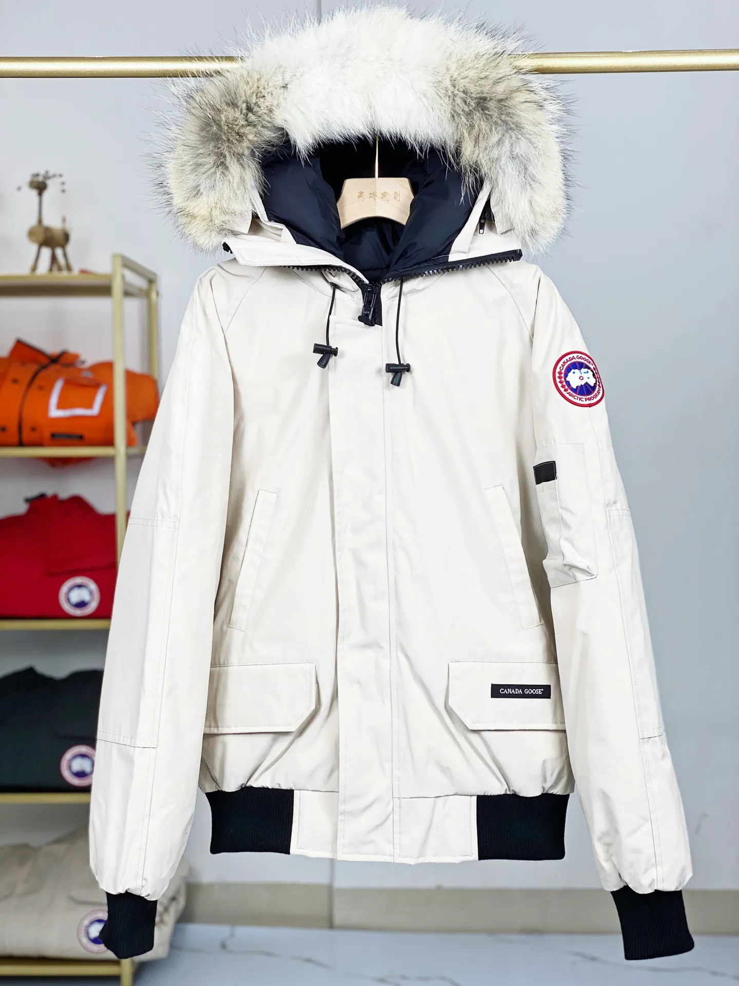 P780 Canada goose/Canada Goose Chilliwack 01 bomber jacket down jacket, authentic original clothing mold, all accessories are customized from the original factory. 💯The softness of the fabric is compared with the original product, and it can be restored by kneading at will (fabric misunderstanding: it is not a high-hardness fabric that is waterproof. Only those who buy the latest authentic version this year will notice the softness and comfort of the fabric) 💯The down is synchronized with the authentic white duck down, fluffy and not clumps, electronically controlled down filling machine. 💯Customized authentic YKK zipper pullers, high hardness and no jamming 💯The fur collar is custom-made from coyote skins in western Canada, the original version has the same origin 💯All workmanship and wiring are controlled by workers with more than ten years of service. They must be horizontal and vertical, and are not crooked. The inner wiring density is more sophisticated. Feel free to compare 💯Goose logo on sleeves, collar label, washed label, hangtag, zipper cord, pocket label, cuff thread, hem thread All details are updated simultaneously with the original product. The best version with the most complete colors. Sizes: XS-XXL (size chart attached below)